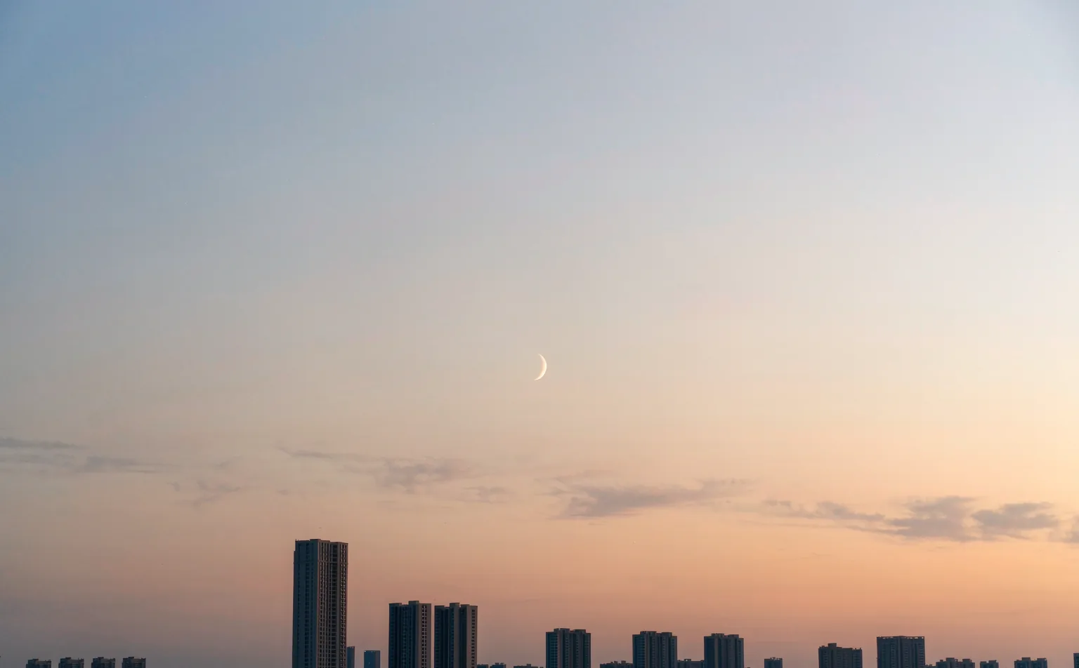 Falce di Luna crescente prima dell'alba sopra la città: l'oroscopo della Vergine di oggi