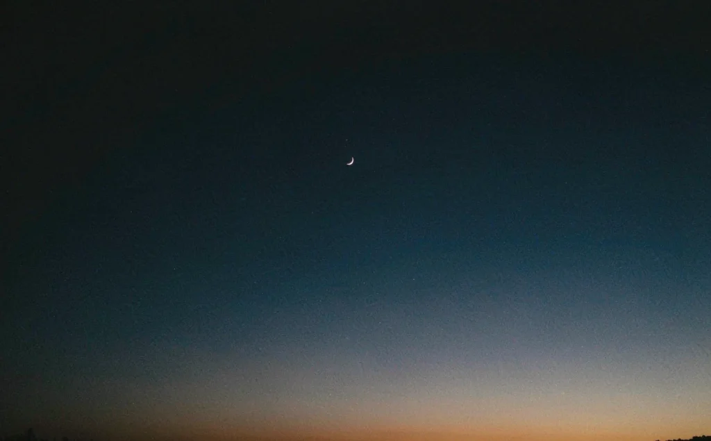 Falce di Luna crescente nel cielo prima dell'alba: l'oroscopo della Vergine di domani