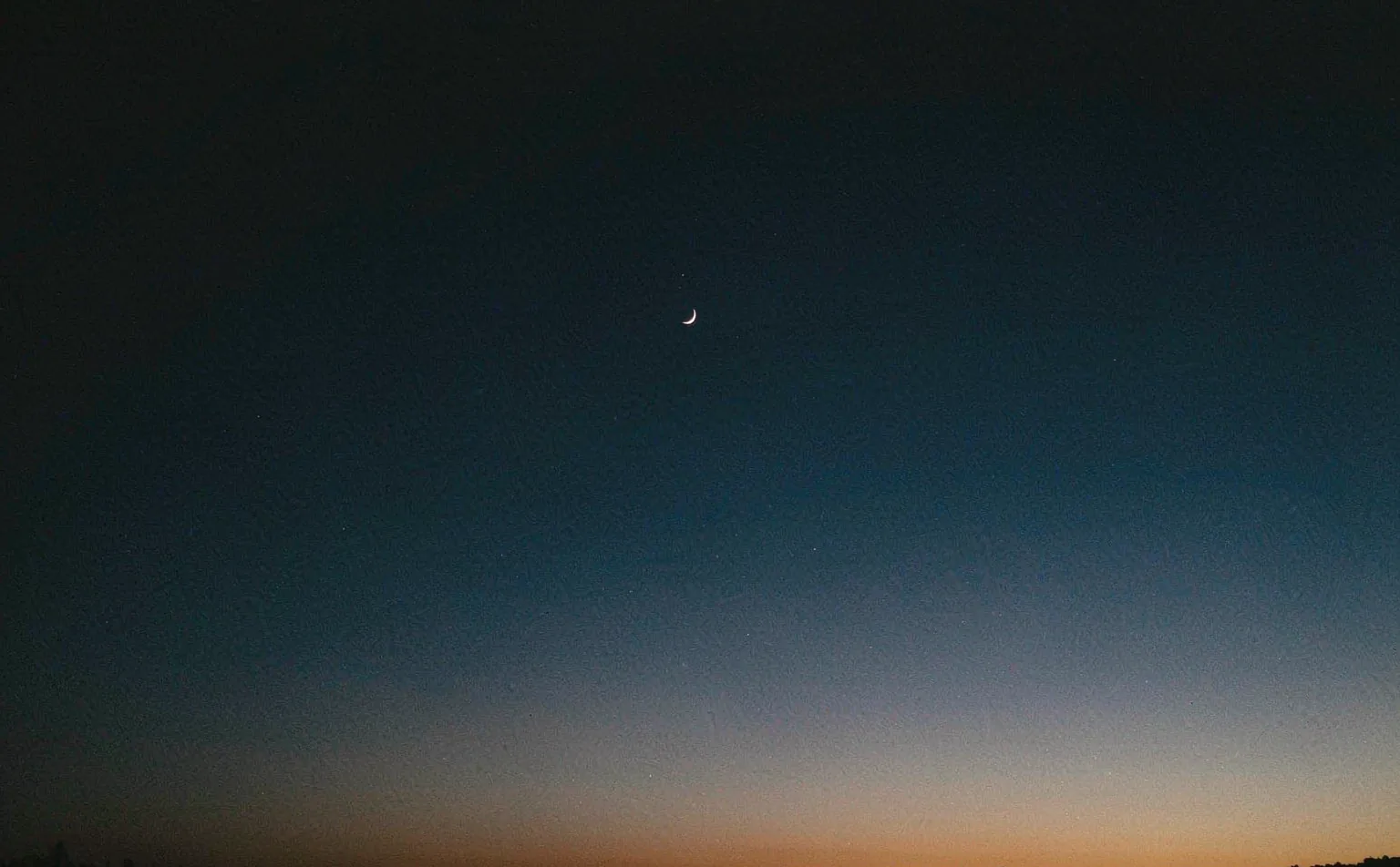 Falce di Luna crescente nel cielo prima dell'alba: l'oroscopo della Vergine di domani