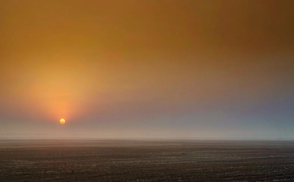 L'orizzonte est all'alba su una pianura di terra arata: il punto dove sorge l'ascendente