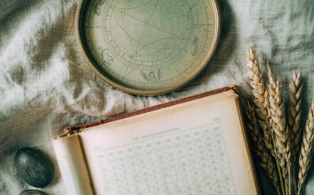 Il simbolo del segno della Vergine accanto a un calendario astronomico: la pagina segue i transiti reali del mese